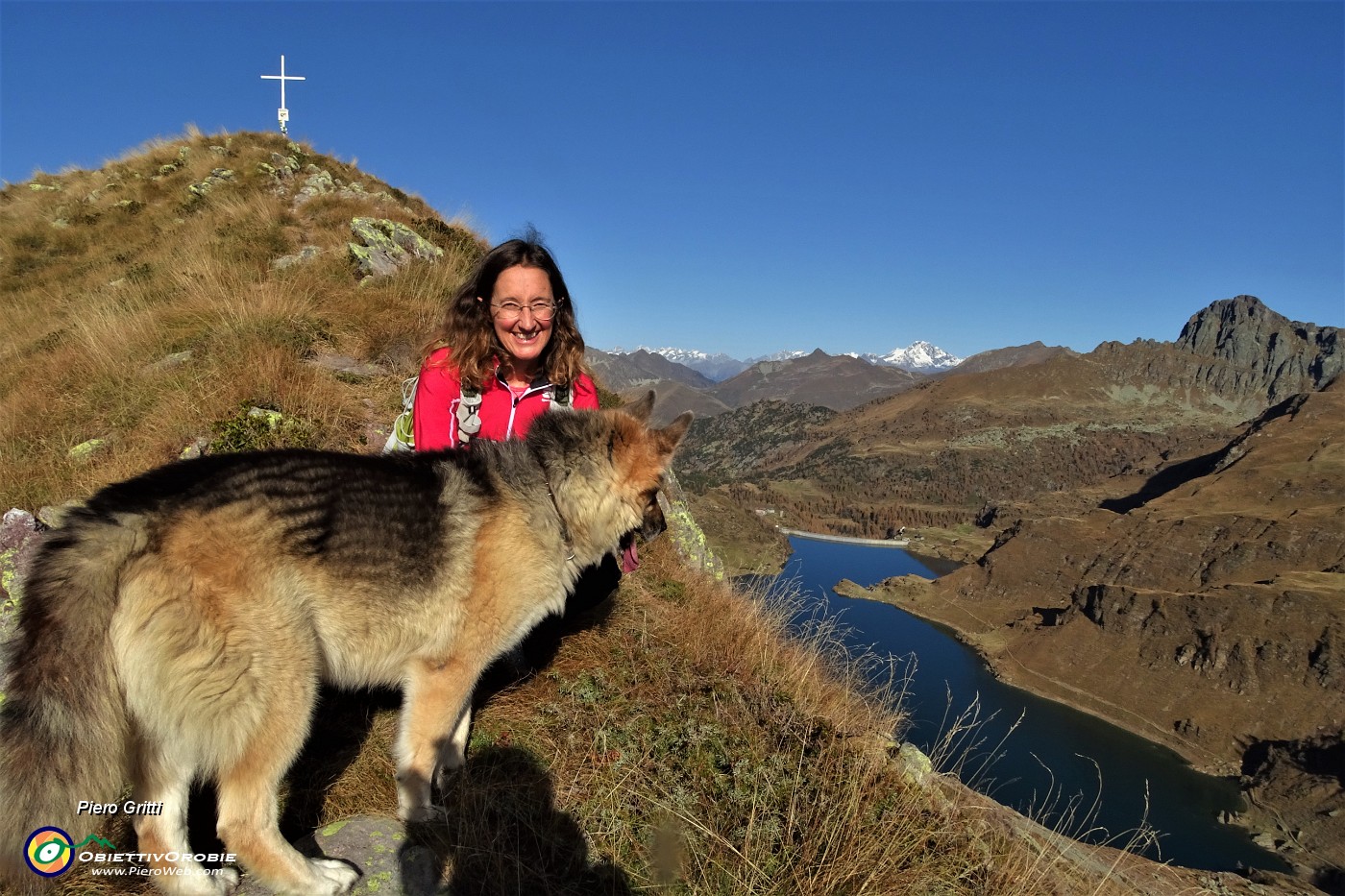 39 Dori osserva verso i Laghi Gmelli.JPG